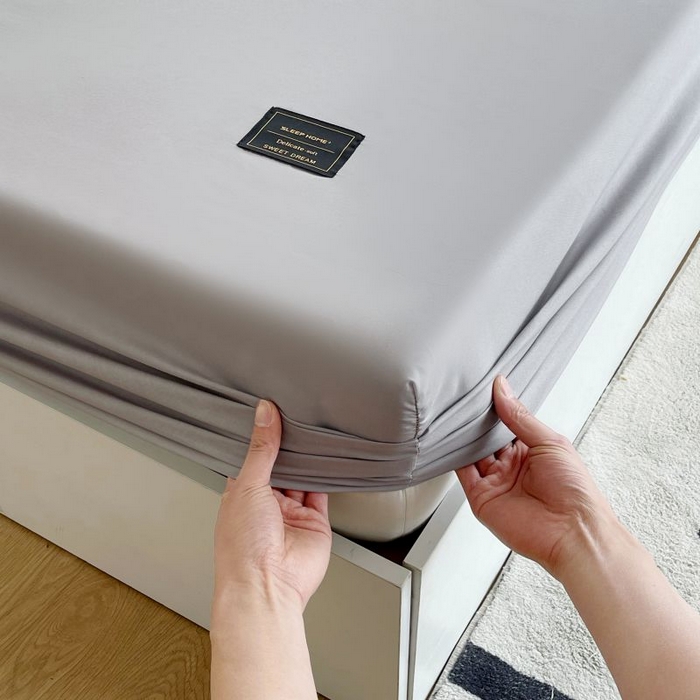 91家纺网 家纺一手货源 找家纺 恋之语 2025新款纯色亲肤舒适贴布标单床笠90克 浅灰