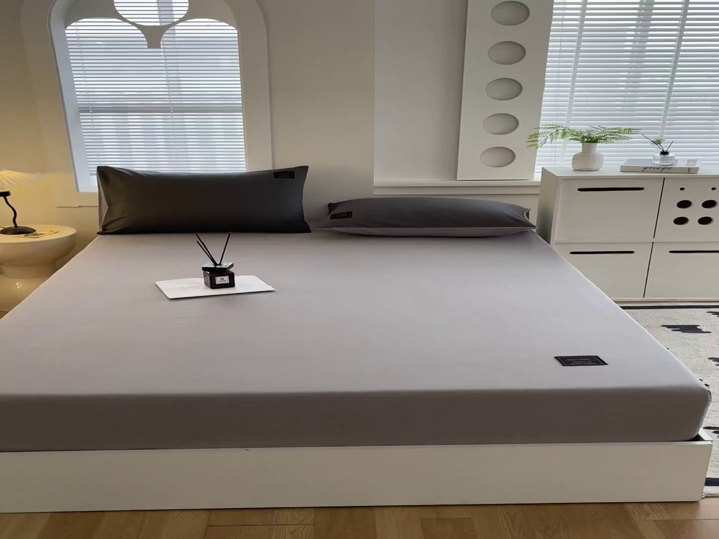 91家纺网 家纺一手货源 找家纺 恋之语 2025新款纯色亲肤舒适贴布标单床笠90克 浅灰