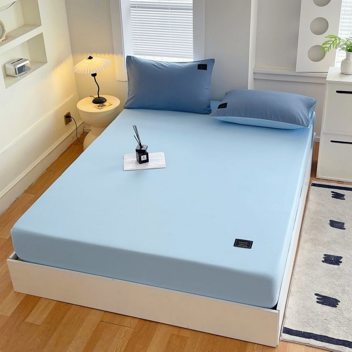 91家纺网 家纺一手货源 找家纺 恋之语 2025新款纯色亲肤舒适贴布标单床笠90克 浅蓝