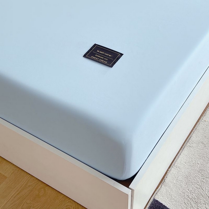 91家纺网 家纺一手货源 找家纺 恋之语 2025新款纯色亲肤舒适贴布标单床笠90克 浅蓝