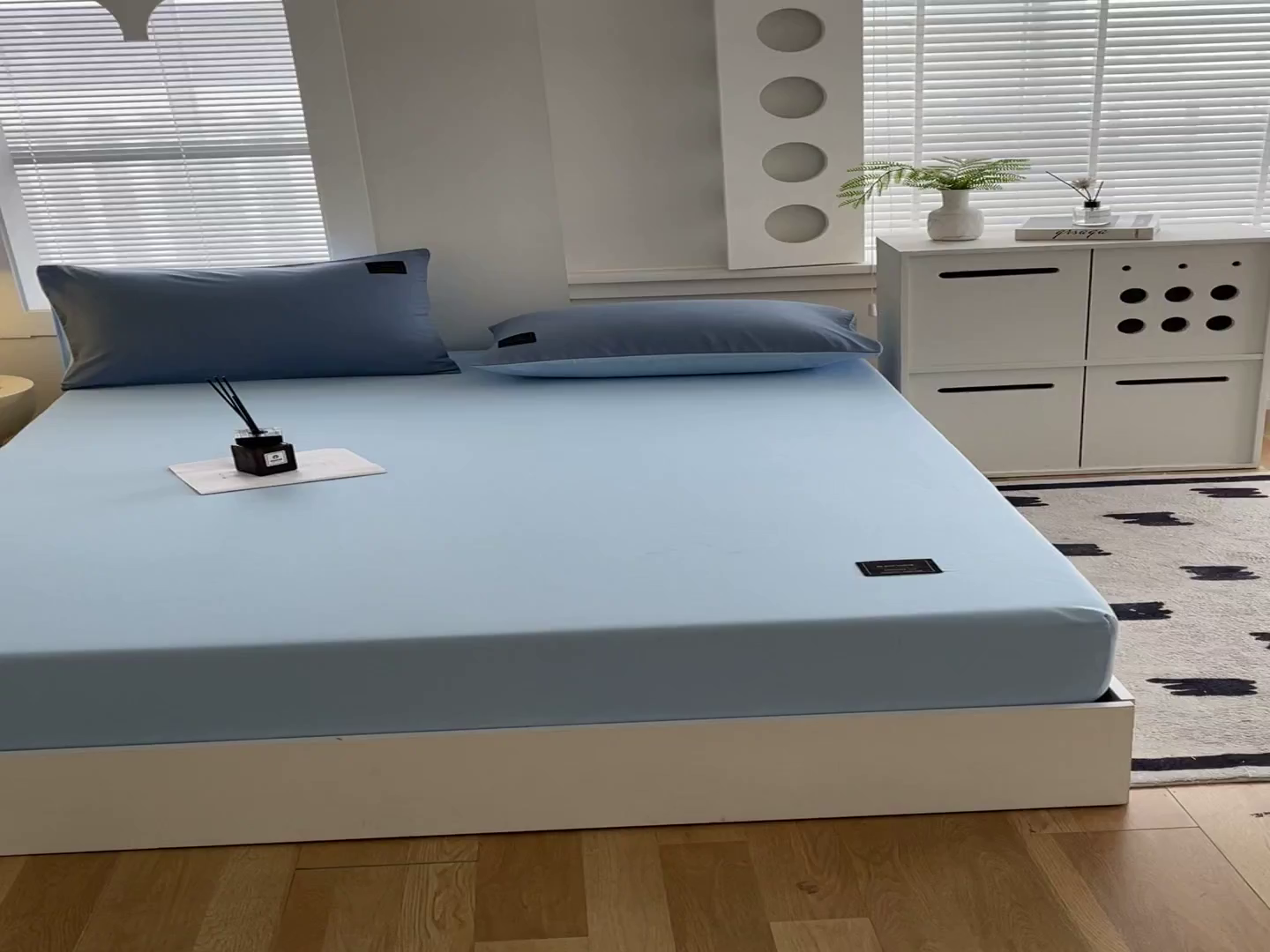 91家纺网 家纺一手货源 找家纺 恋之语 2025新款纯色亲肤舒适贴布标单床笠90克 浅蓝