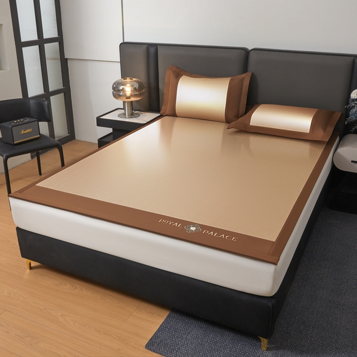 91家纺网 家纺一手货源 找家纺 全季家居 2025新款A类抗菌防螨幸运星系列冰藤席凉席席子 金咖 床席