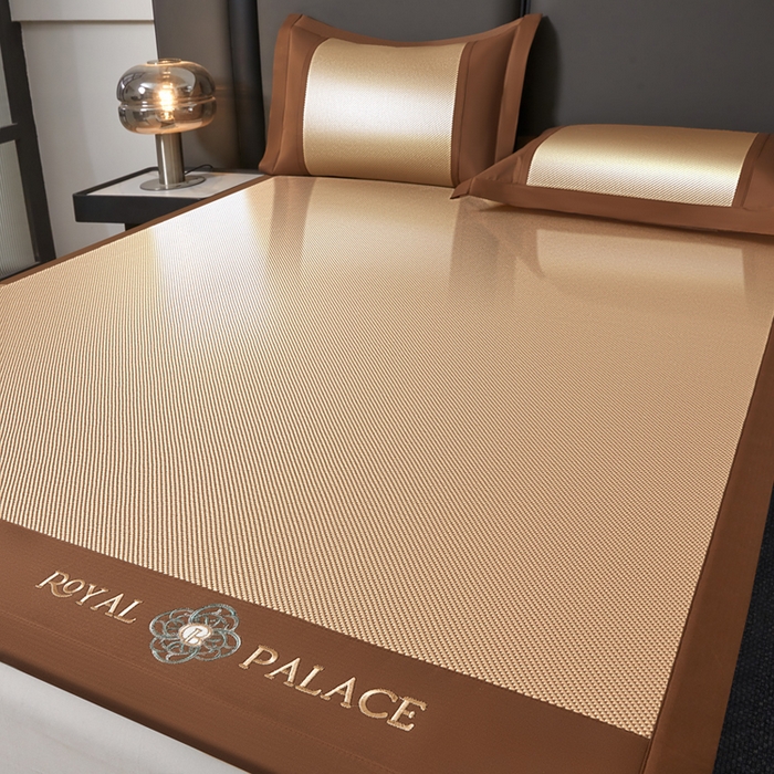 91家纺网 家纺一手货源 找家纺 全季家居 2025新款A类抗菌防螨幸运星系列冰藤席凉席席子 金咖 床席