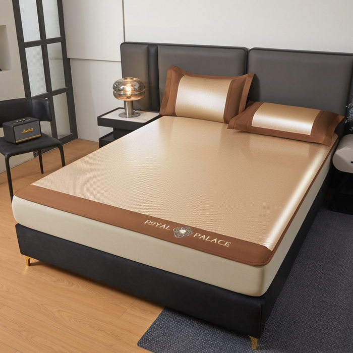 91家纺网 家纺一手货源 找家纺 全季家居 2025新款A类抗菌防螨幸运星系列冰藤席凉席席子 金咖 床笠