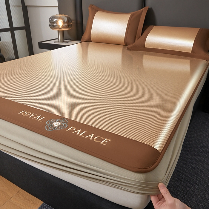 91家纺网 家纺一手货源 找家纺 全季家居 2025新款A类抗菌防螨幸运星系列冰藤席凉席席子 金咖 床笠