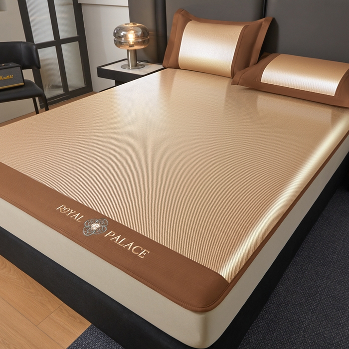 91家纺网 家纺一手货源 找家纺 全季家居 2025新款A类抗菌防螨幸运星系列冰藤席凉席席子 金咖 床笠