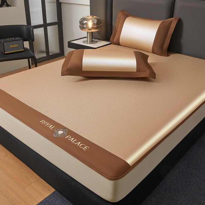 91家纺网 家纺一手货源 找家纺 全季家居 2025新款A类抗菌防螨幸运星系列冰藤席凉席席子 金咖 床笠