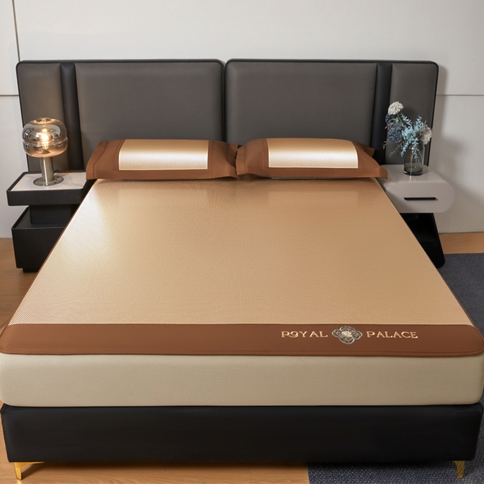 91家纺网 家纺一手货源 找家纺 全季家居 2025新款A类抗菌防螨幸运星系列冰藤席凉席席子 金咖 床笠