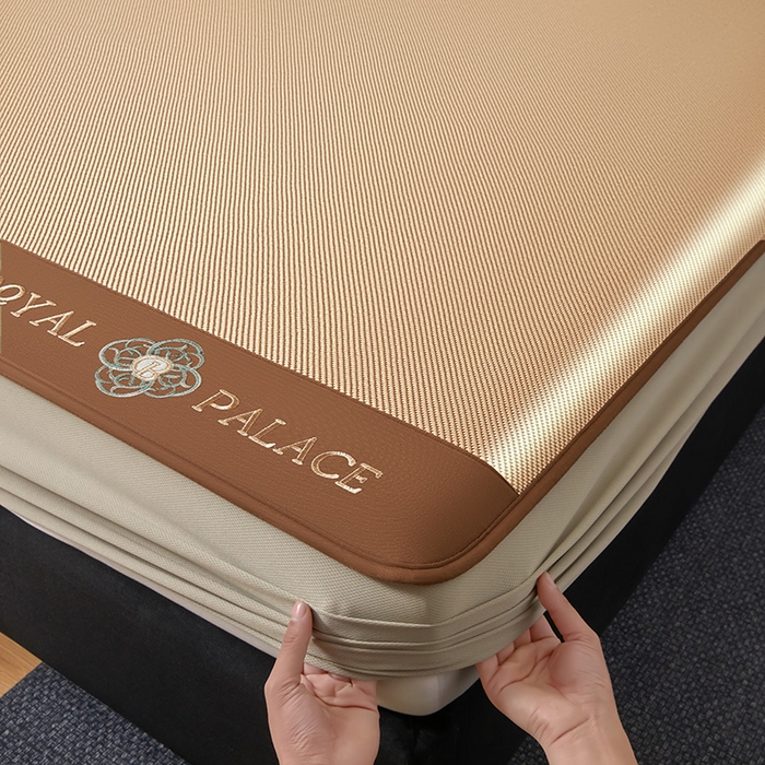 91家纺网 家纺一手货源 找家纺 全季家居 2025新款A类抗菌防螨幸运星系列冰藤席凉席席子 金咖 床笠