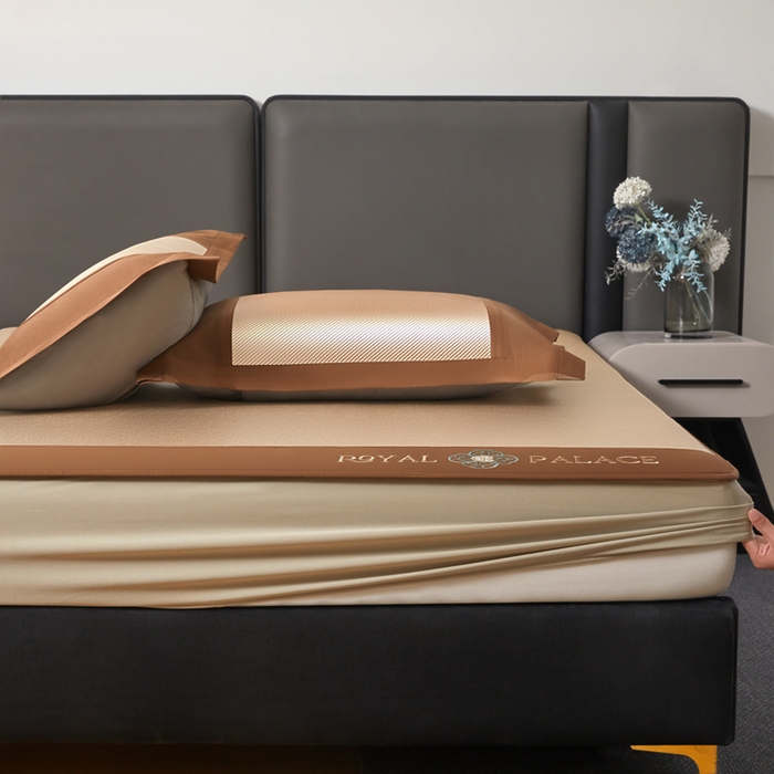 91家纺网 家纺一手货源 找家纺 全季家居 2025新款A类抗菌防螨幸运星系列冰藤席凉席席子 金咖 床笠