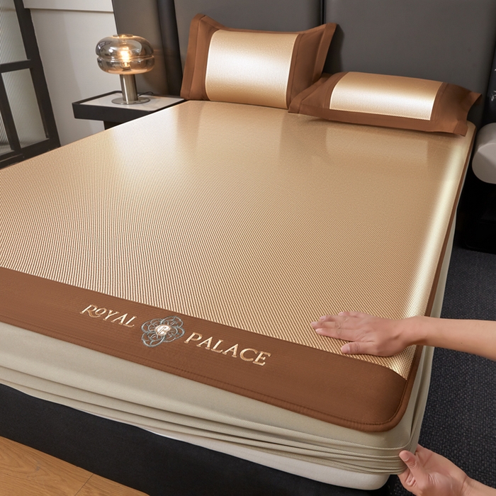 91家纺网 家纺一手货源 找家纺 全季家居 2025新款A类抗菌防螨幸运星系列冰藤席凉席席子 金咖 床笠