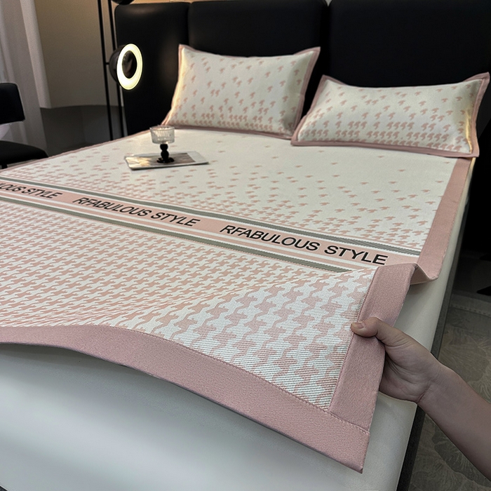 91家纺网 家纺一手货源 找家纺 全季家居 2025新款A类轻奢系列数码印花冰藤席凉席席子 千鸟格-淡粉 床席