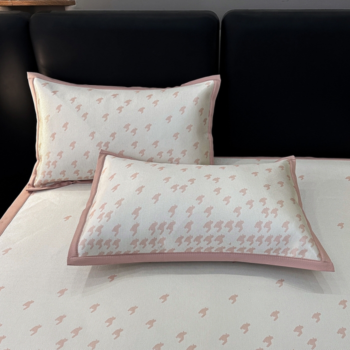 91家纺网 家纺一手货源 找家纺 全季家居 2025新款A类轻奢系列数码印花冰藤席凉席席子 千鸟格-淡粉 床席