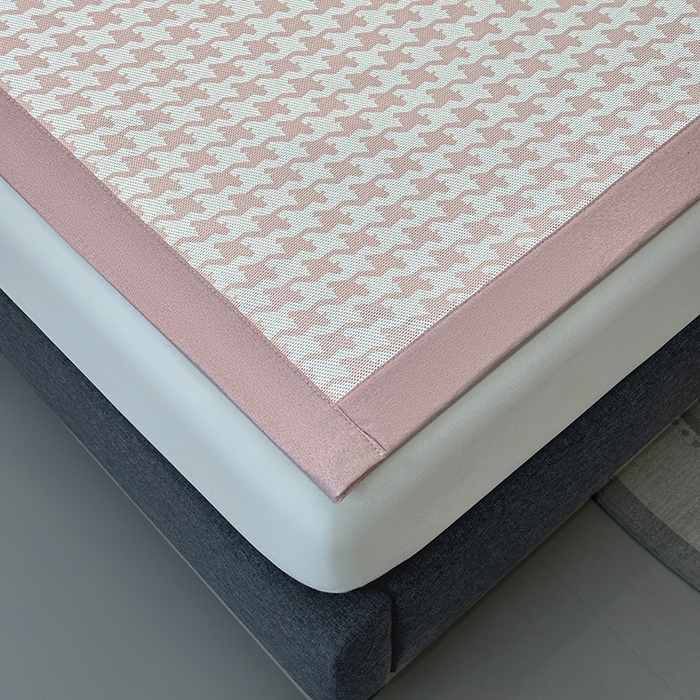 91家纺网 家纺一手货源 找家纺 全季家居 2025新款A类轻奢系列数码印花冰藤席凉席席子 千鸟格-淡粉 床席