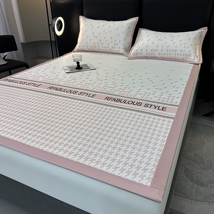 91家纺网 家纺一手货源 找家纺 全季家居 2025新款A类轻奢系列数码印花冰藤席凉席席子 千鸟格-淡粉 床席