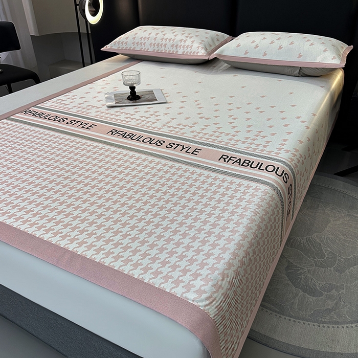 91家纺网 家纺一手货源 找家纺 全季家居 2025新款A类轻奢系列数码印花冰藤席凉席席子 千鸟格-淡粉 床席