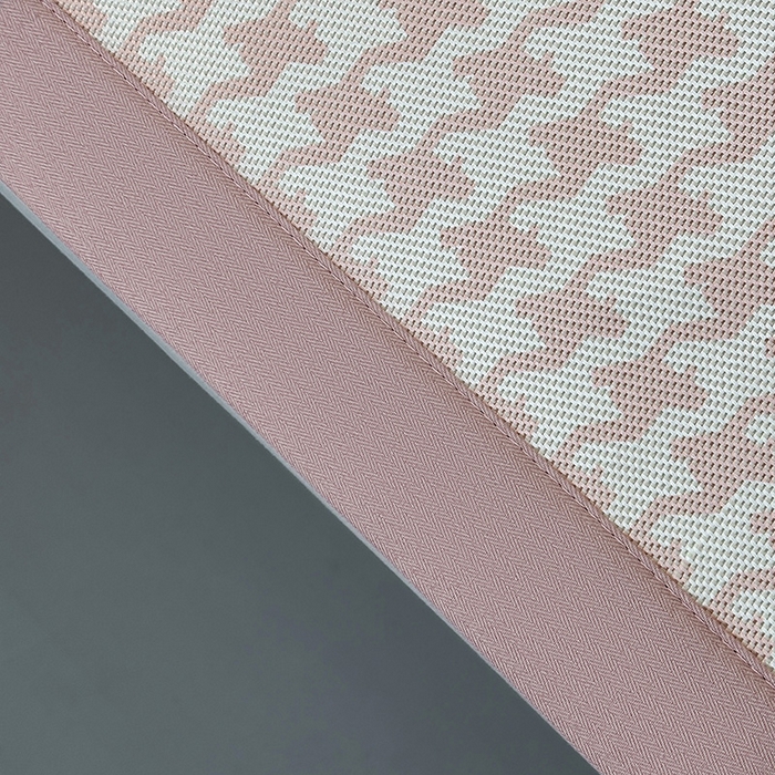 91家纺网 家纺一手货源 找家纺 全季家居 2025新款A类轻奢系列数码印花冰藤席凉席席子 千鸟格-淡粉 床席