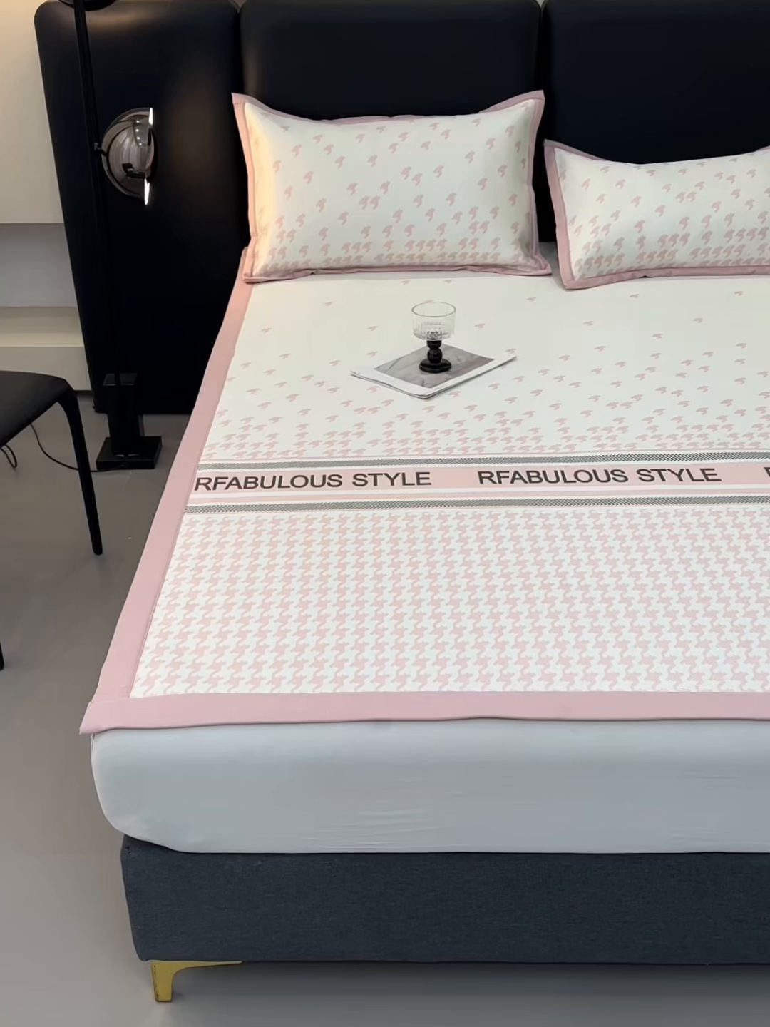 91家纺网 家纺一手货源 找家纺 全季家居 2025新款A类轻奢系列数码印花冰藤席凉席席子 千鸟格-淡粉 床席