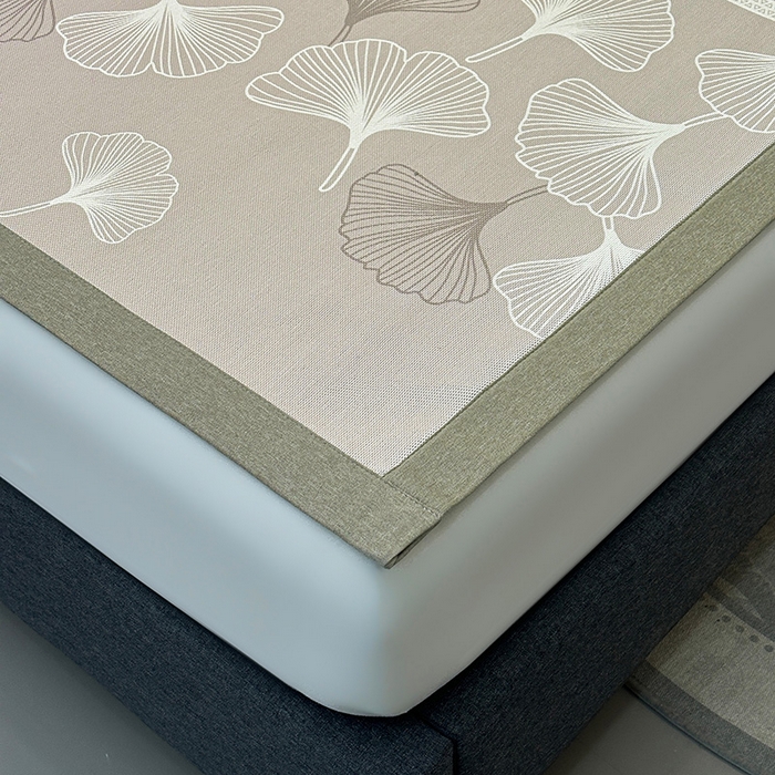 91家纺网 家纺一手货源 找家纺 全季家居 2025新款A类轻奢系列数码印花冰藤席凉席席子 杏叶语-浅咖 床席