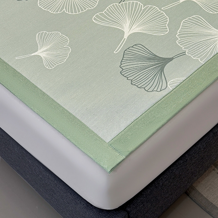 91家纺网 家纺一手货源 找家纺 全季家居 2025新款A类轻奢系列数码印花冰藤席凉席席子 杏叶语-水绿 床席