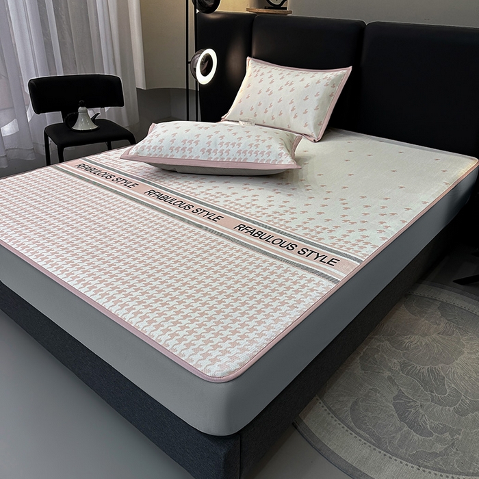 91家纺网 家纺一手货源 找家纺 全季家居 2025新款A类轻奢系列数码印花冰藤席凉席席子 千鸟格-淡粉 床笠