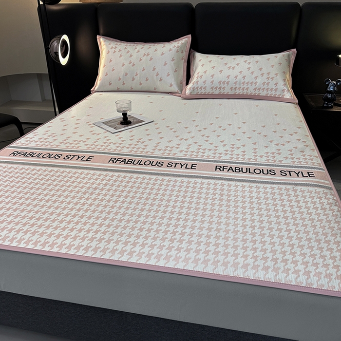 91家纺网 家纺一手货源 找家纺 全季家居 2025新款A类轻奢系列数码印花冰藤席凉席席子 千鸟格-淡粉 床笠