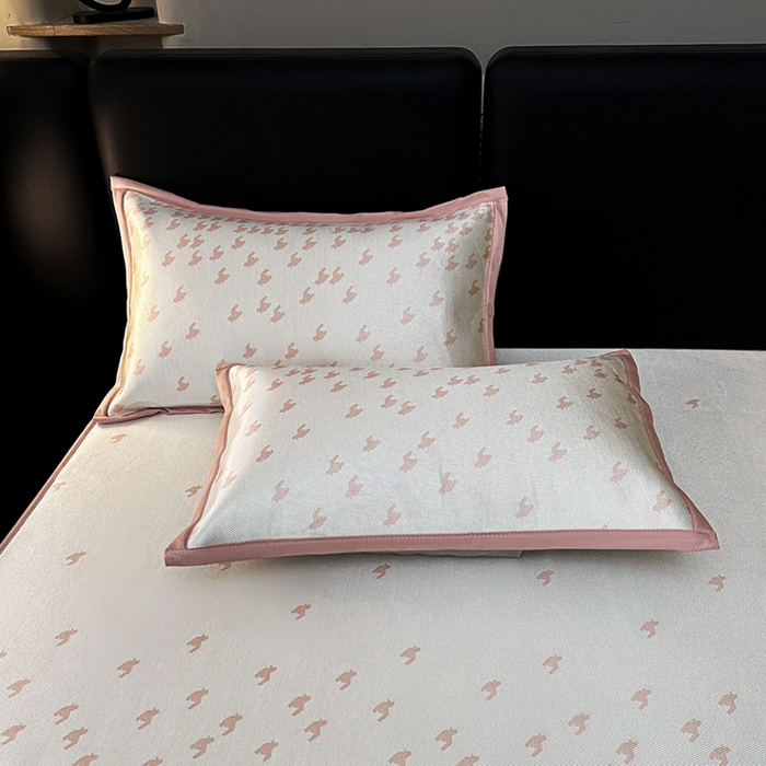 91家纺网 家纺一手货源 找家纺 全季家居 2025新款A类轻奢系列数码印花冰藤席凉席席子 千鸟格-淡粉 床笠