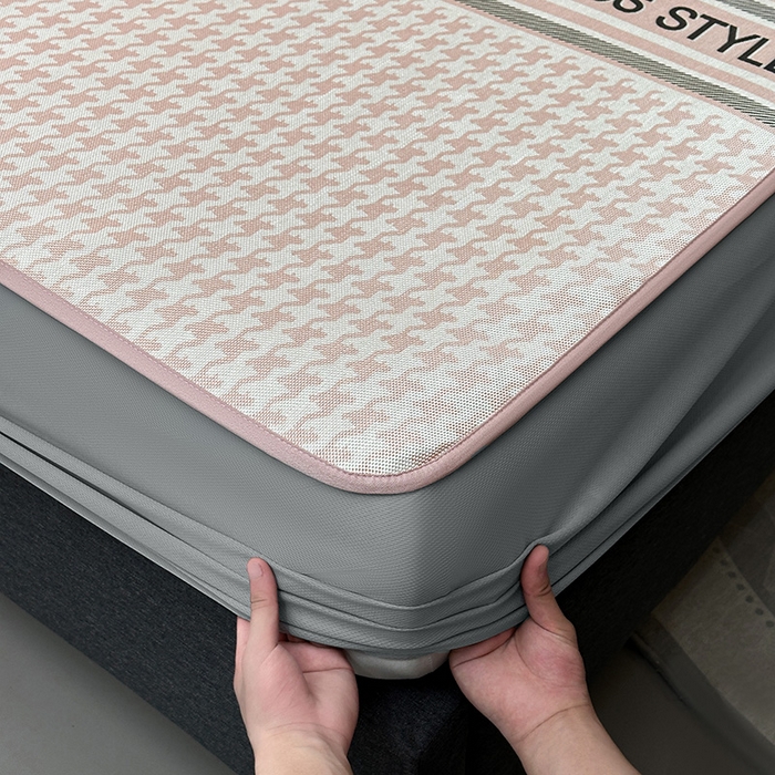 91家纺网 家纺一手货源 找家纺 全季家居 2025新款A类轻奢系列数码印花冰藤席凉席席子 千鸟格-淡粉 床笠