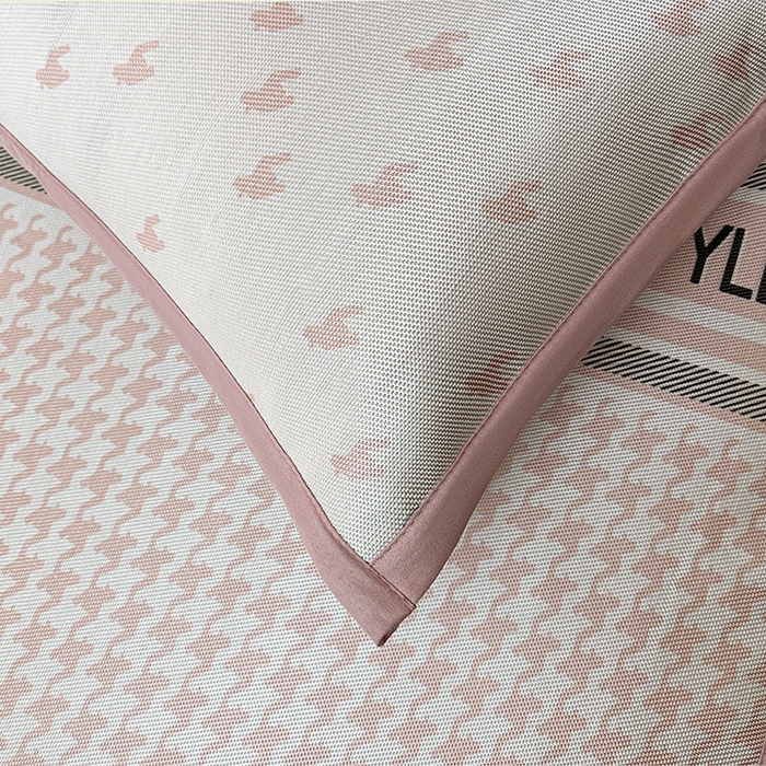 91家纺网 家纺一手货源 找家纺 全季家居 2025新款A类轻奢系列数码印花冰藤席凉席席子 千鸟格-淡粉 床笠