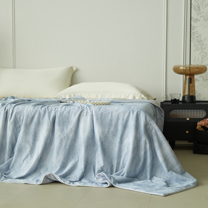 91家纺网 家纺一手货源 找家纺 佑先生 2025新款印花凉感被（锦氨） 烟雨蒙蒙-蓝