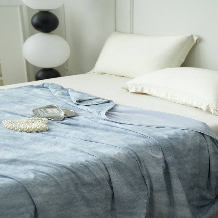 91家纺网 家纺一手货源 找家纺 佑先生 2025新款印花凉感被（锦氨） 烟雨蒙蒙-蓝