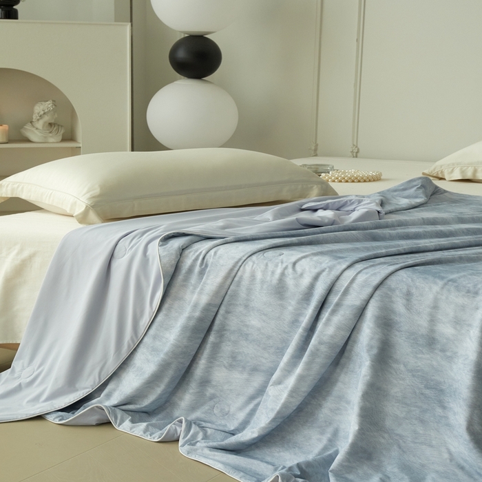 91家纺网 家纺一手货源 找家纺 佑先生 2025新款印花凉感被（锦氨） 烟雨蒙蒙-蓝