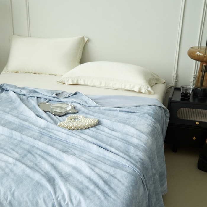 91家纺网 家纺一手货源 找家纺 佑先生 2025新款印花凉感被（锦氨） 烟雨蒙蒙-蓝