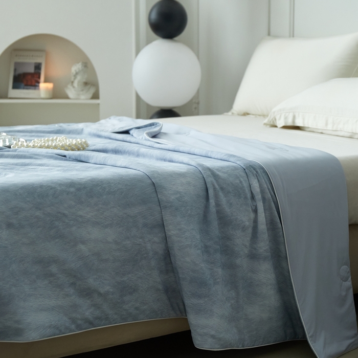 91家纺网 家纺一手货源 找家纺 佑先生 2025新款印花凉感被（锦氨） 烟雨蒙蒙-蓝