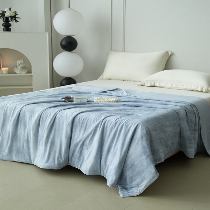 91家纺网 家纺一手货源 找家纺 佑先生 2025新款印花凉感被（锦氨） 烟雨蒙蒙-蓝