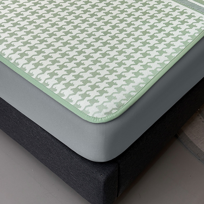 91家纺网 家纺一手货源 找家纺 全季家居 2025新款A类轻奢系列数码印花冰藤席凉席席子 千鸟格-浅绿 床笠