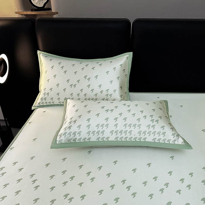 91家纺网 家纺一手货源 找家纺 全季家居 2025新款A类轻奢系列数码印花冰藤席凉席席子 千鸟格-浅绿 床笠