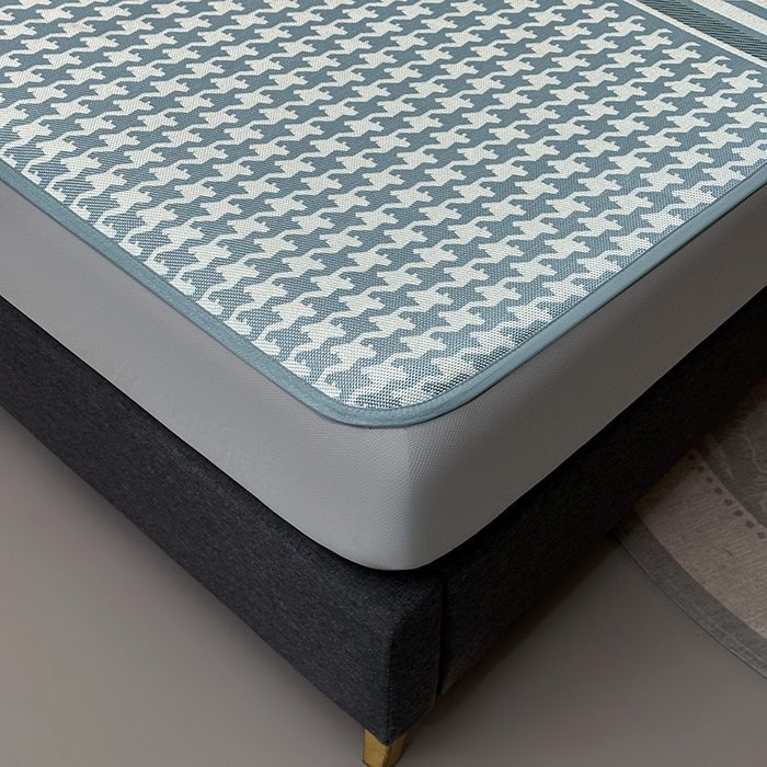 91家纺网 家纺一手货源 找家纺 全季家居 2025新款A类轻奢系列数码印花冰藤席凉席席子 千鸟格-深蓝 床笠