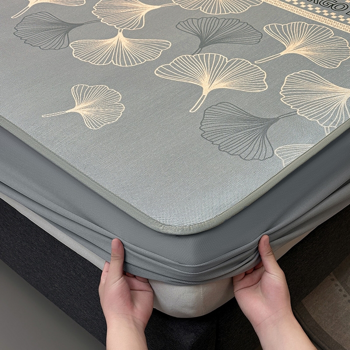 91家纺网 家纺一手货源 找家纺 全季家居 2025新款A类轻奢系列数码印花冰藤席凉席席子 杏叶语-灰金 床笠