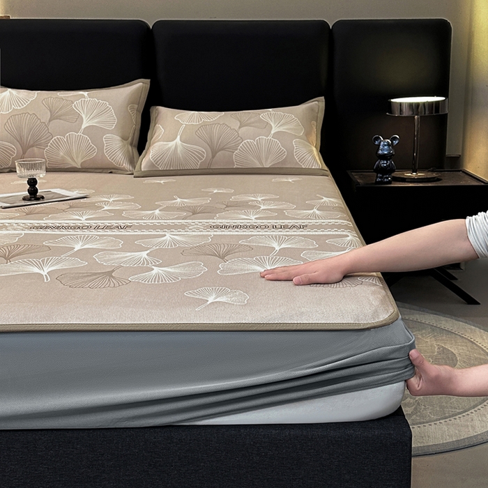 91家纺网 家纺一手货源 找家纺 全季家居 2025新款A类轻奢系列数码印花冰藤席凉席席子 杏叶语-浅咖 床笠