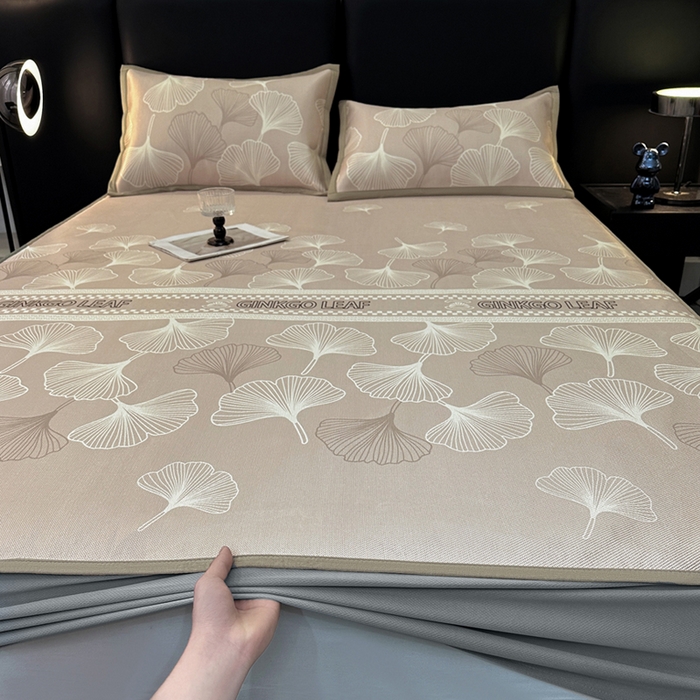 91家纺网 家纺一手货源 找家纺 全季家居 2025新款A类轻奢系列数码印花冰藤席凉席席子 杏叶语-浅咖 床笠