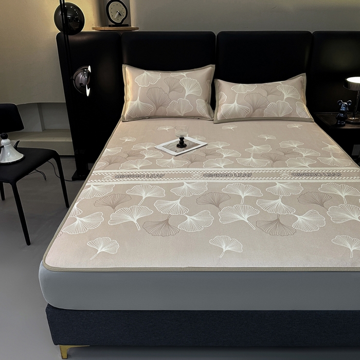 91家纺网 家纺一手货源 找家纺 全季家居 2025新款A类轻奢系列数码印花冰藤席凉席席子 杏叶语-浅咖 床笠