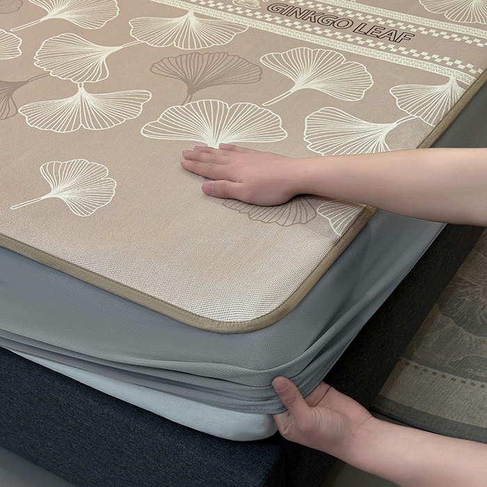 91家纺网 家纺一手货源 找家纺 全季家居 2025新款A类轻奢系列数码印花冰藤席凉席席子 杏叶语-浅咖 床笠