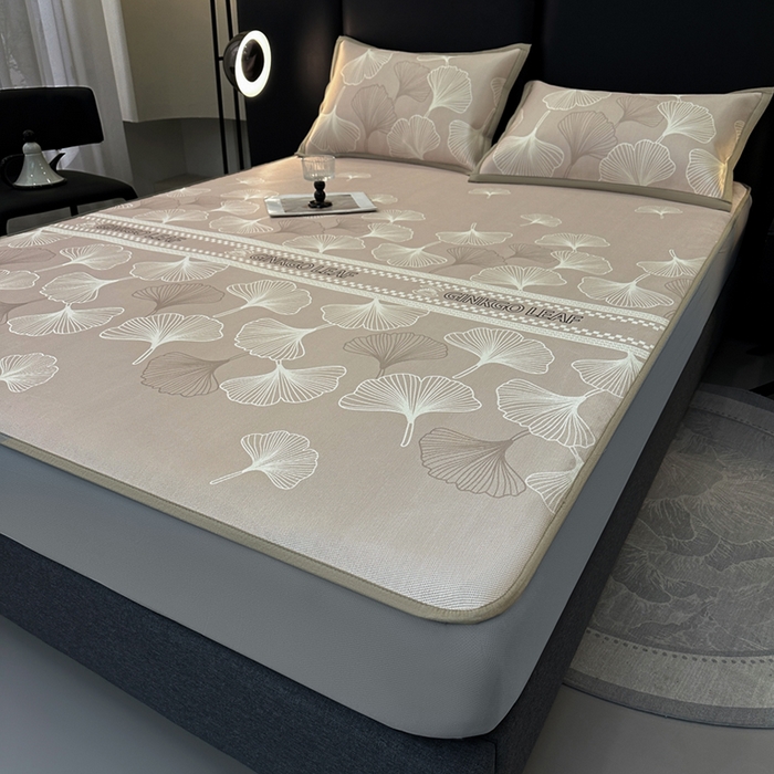 91家纺网 家纺一手货源 找家纺 全季家居 2025新款A类轻奢系列数码印花冰藤席凉席席子 杏叶语-浅咖 床笠