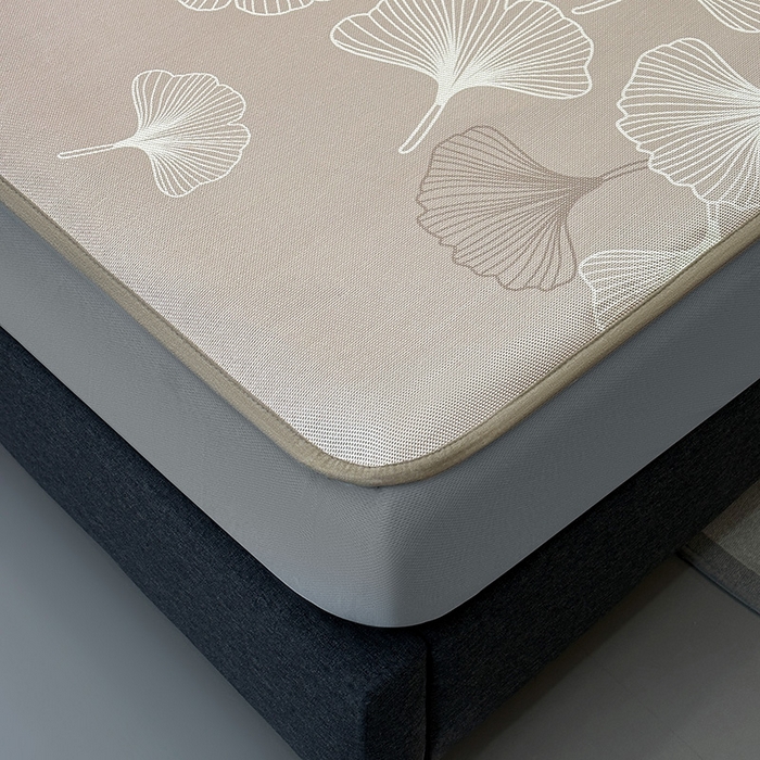 91家纺网 家纺一手货源 找家纺 全季家居 2025新款A类轻奢系列数码印花冰藤席凉席席子 杏叶语-浅咖 床笠