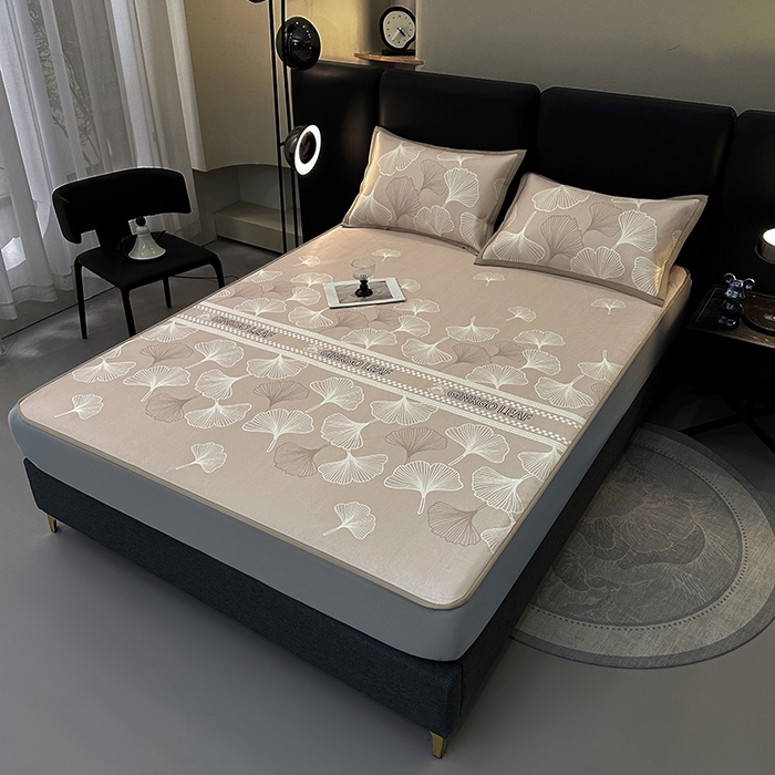 91家纺网 家纺一手货源 找家纺 全季家居 2025新款A类轻奢系列数码印花冰藤席凉席席子 杏叶语-浅咖 床笠