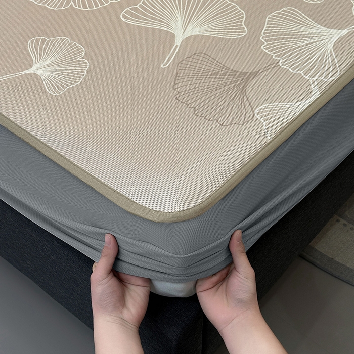 91家纺网 家纺一手货源 找家纺 全季家居 2025新款A类轻奢系列数码印花冰藤席凉席席子 杏叶语-浅咖 床笠