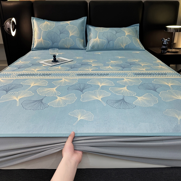 91家纺网 家纺一手货源 找家纺 全季家居 2025新款A类轻奢系列数码印花冰藤席凉席席子 杏叶语-天蓝 床笠