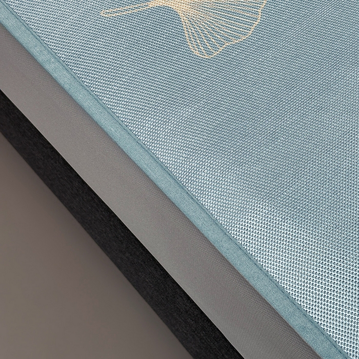 91家纺网 家纺一手货源 找家纺 全季家居 2025新款A类轻奢系列数码印花冰藤席凉席席子 杏叶语-天蓝 床笠