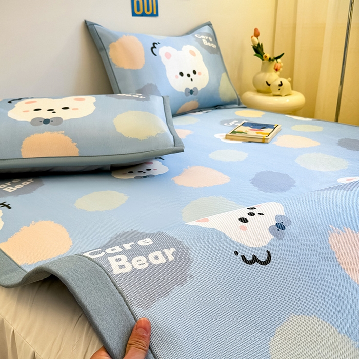 91家纺网 家纺一手货源 找家纺 全季家居 2025新款A类小清新数码印花冰藤席凉席席子 甜趣熊 床席